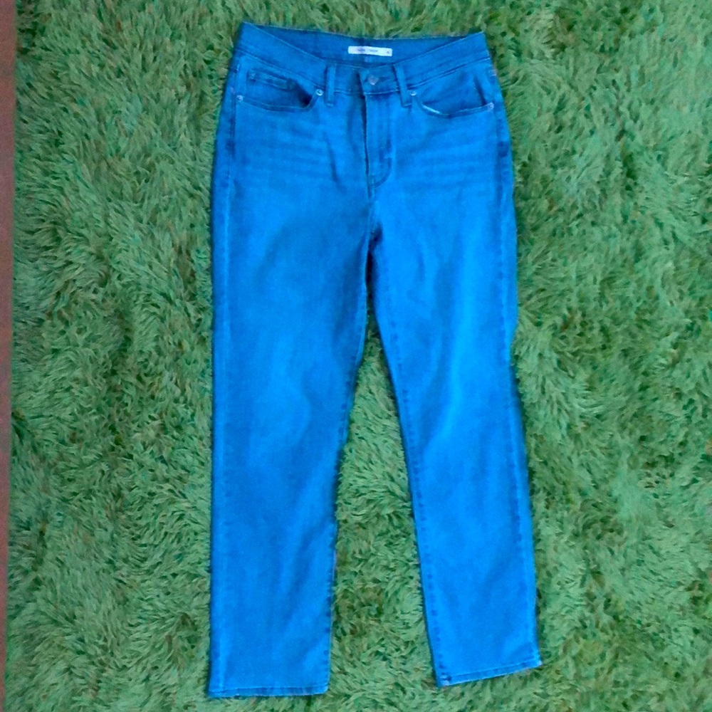 Classic straight Levi’s size 4!